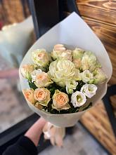 Букет цветов из:  Розы и Лизиантусы в Куровском