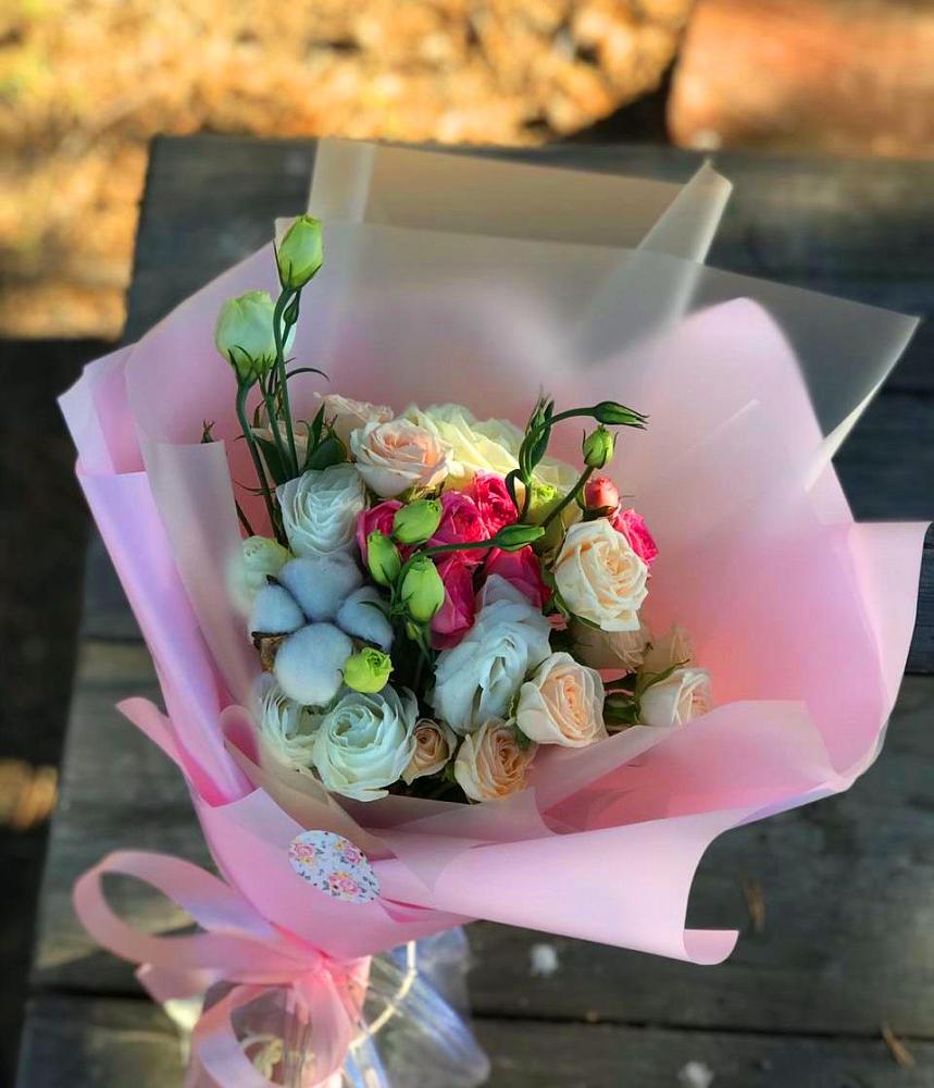 Букет цветочный коктейль в Куровском Букет цветов из: Розы и Лизиантусы в Куровском