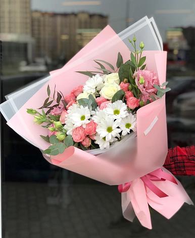 Букет цветов из: Розы, Лизиантусы и Хризантемы в Куровском