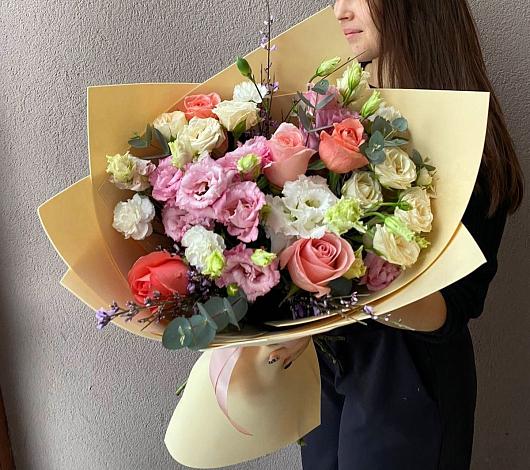 Букет цветов из: Розы, Лизиантусы и Гвоздики в Куровском